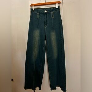 JEANS WITH FRINGE EDGE